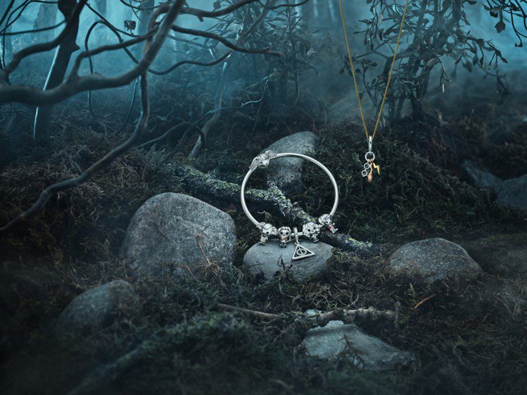 Pandora再度與哈利波特推聯名吊飾，更多魔法故事化為每個人都能配戴的回憶。圖／Pandora提供