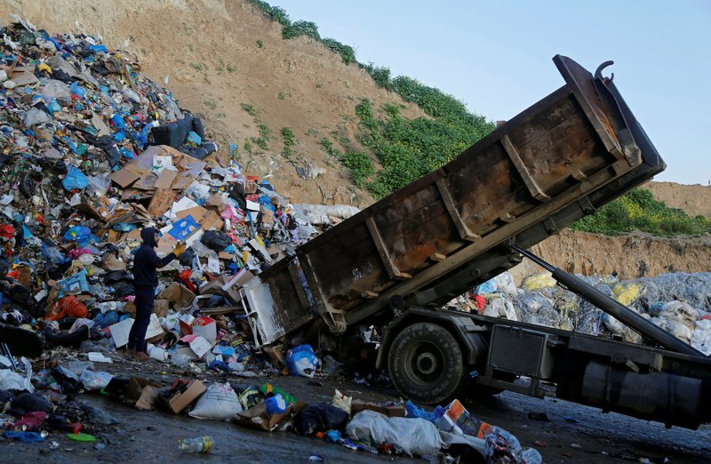 全球每年製造約9200萬噸的紡織廢棄物，相當於每一秒都有裝滿衣物的垃圾車送去掩埋場。圖為垃圾車在以色列佔領的約旦河西岸納布盧斯掩埋場傾倒垃圾。路透