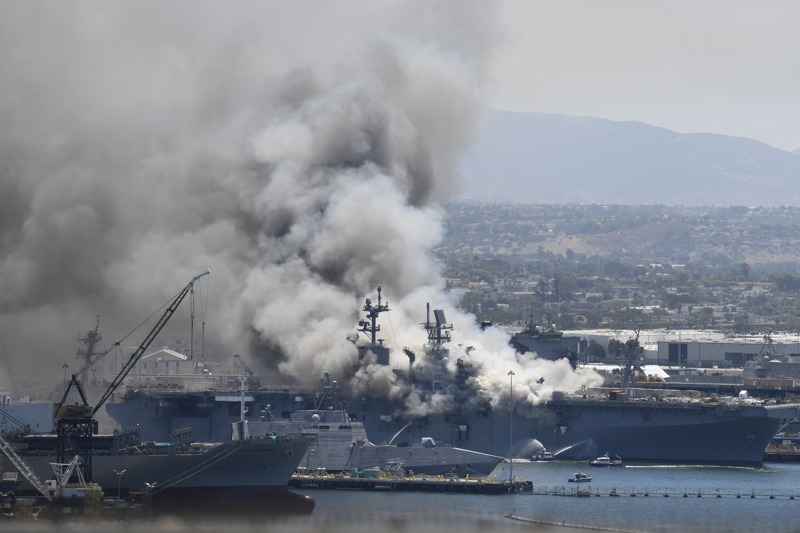 美軍兩棲攻擊艦「好人理查號」12日停泊在加州聖地牙哥海軍基地時爆炸起火 美聯社