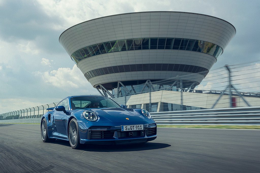 全新保時捷911 Turbo造型設計也融入更多肌理線條。前輪距部份加寬45mm達...
