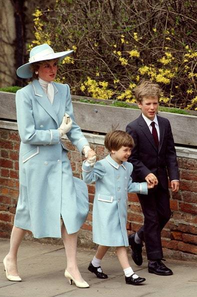 圖源：WINDSOR, UNITED KINGDOM - APRIL 19: 威爾士公主黛安娜，兒子威廉王子，與她的外甥彼德·菲利浦斯在前往復活節服務的路上。黛安娜公主身著一件Catherine Walker的淺藍色大衣，與威廉王子穿母子裝。
© Tim Graham 圖／VOGUE提供