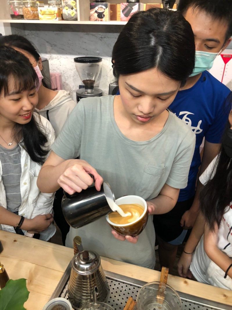 台北市開平餐飲學校帶學生到校友開設的靚嵐咖啡館職業見學，學生體驗咖啡拉花。圖／開平餐飲學校提供