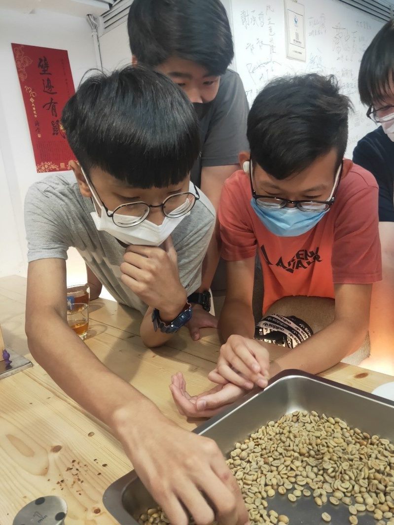台北市開平餐飲學校舉辦職業見學，從咖啡生豆產地開始介紹、挑選豆子、觀察咖啡豆色板，讓國中生提前職涯試探。圖／開平餐飲學校提供