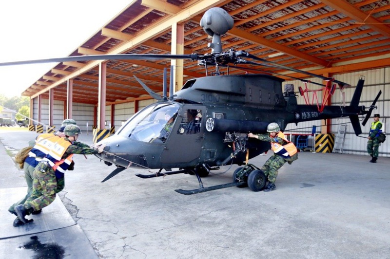 陸軍戰蒐直升機動力不足，返場迫降時墜毀，造成兩名飛行員殉職。圖為OH-58D戰搜直升機 。軍聞社