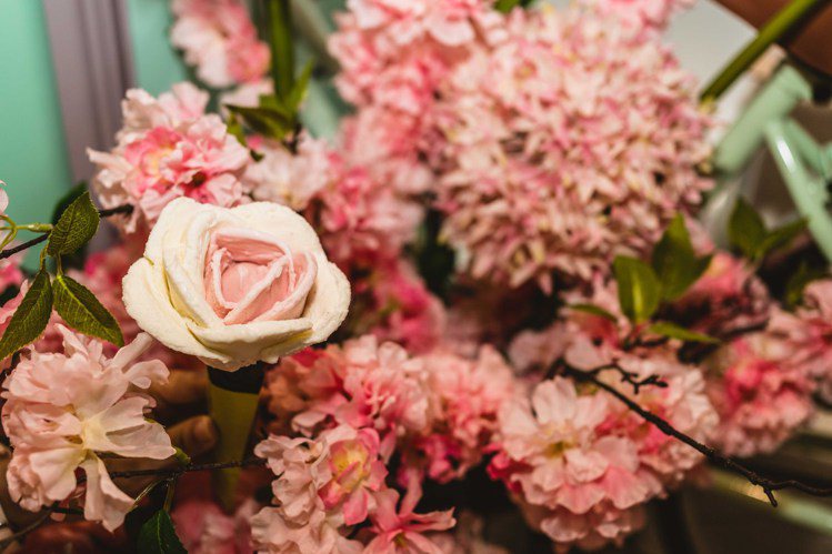 在「朵法粉紅花店 À PARIS」消費不限金額，贈送花朵冰淇淋。圖／DARPHIN提供