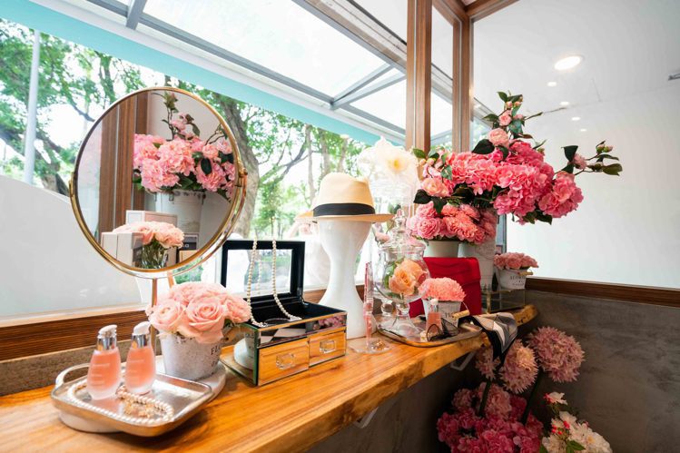 DARPHIN朵法打造「朵法粉紅花店 À PARIS」。圖／DARPHIN提供