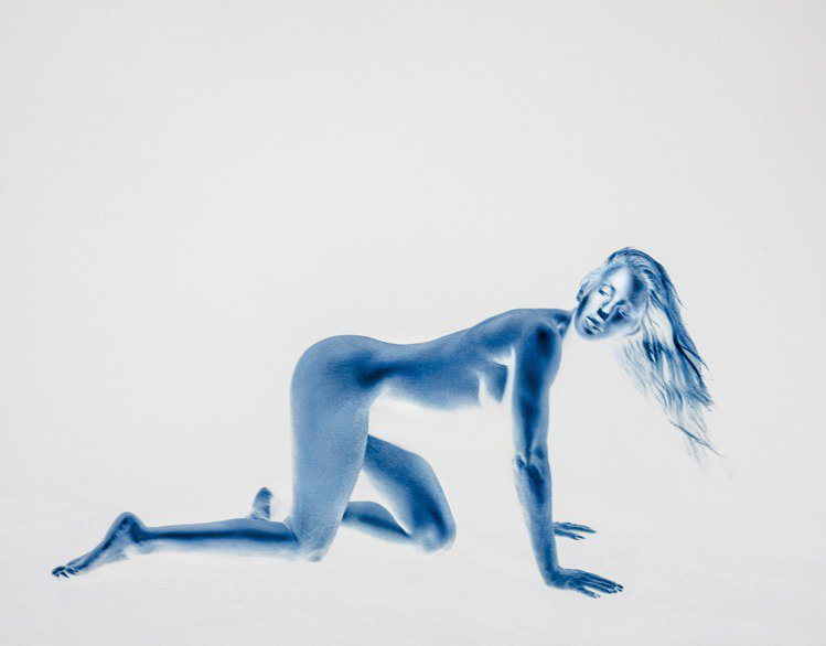 艾麗高登新專輯「湛藍/Brightest Blue」宣傳照。圖／環球提供