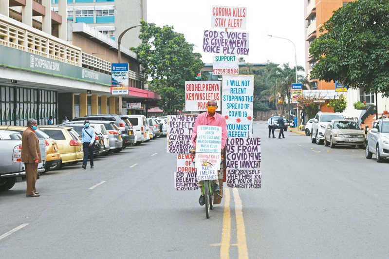 肯亞首都奈洛比志工宣導防治新冠肺炎。 法新社
