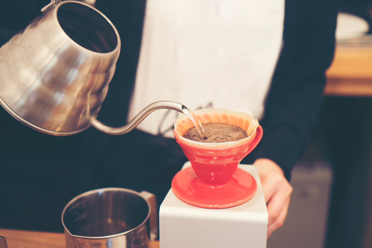 萃取咖啡，是利用熱水沖煮已經炒焙和磨碎的咖啡粉，從中萃取出芳香物質和其他成分。沖煮咖啡時，數百種化合物會從咖啡粉裡溶解到水中，成為我們日常喝的咖啡。<br />圖／ingimage