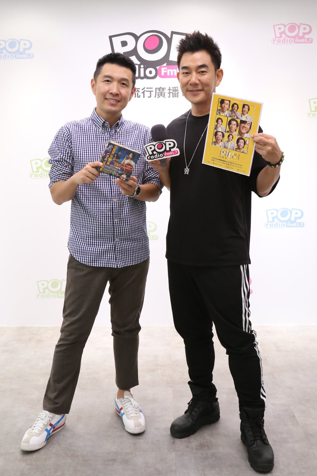 任賢齊（右）睽違8年在台辦個唱，左為DJ俊菖。圖／POP Radio提供