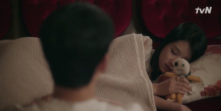 「雖然是神經病但沒關係」中徐睿知手上拿著的望太玩偶是金秀賢親手縫製。圖／截自tvN「雖然是神經病但沒關係」