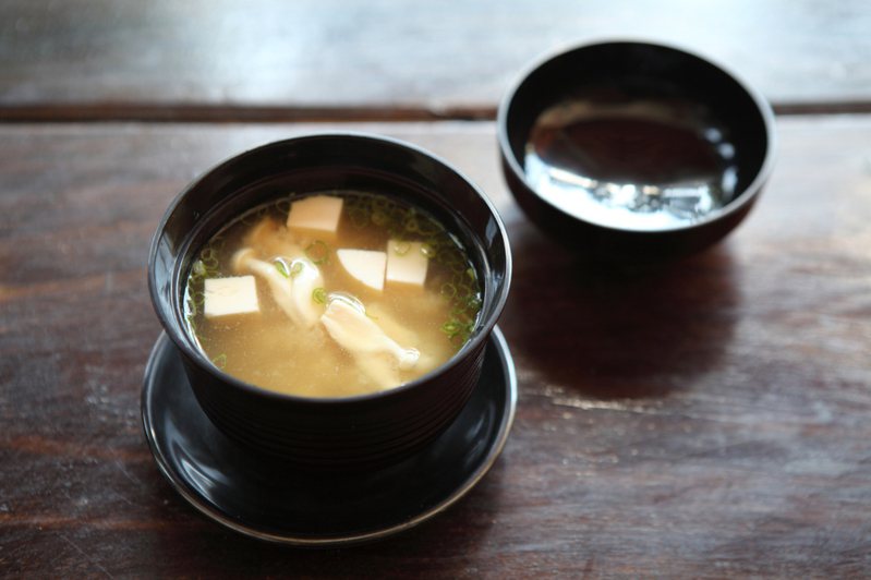 網友好奇問台式味噌湯與日式味噌湯差在哪？不少人指關鍵在柴魚。圖片來源／ingimage
