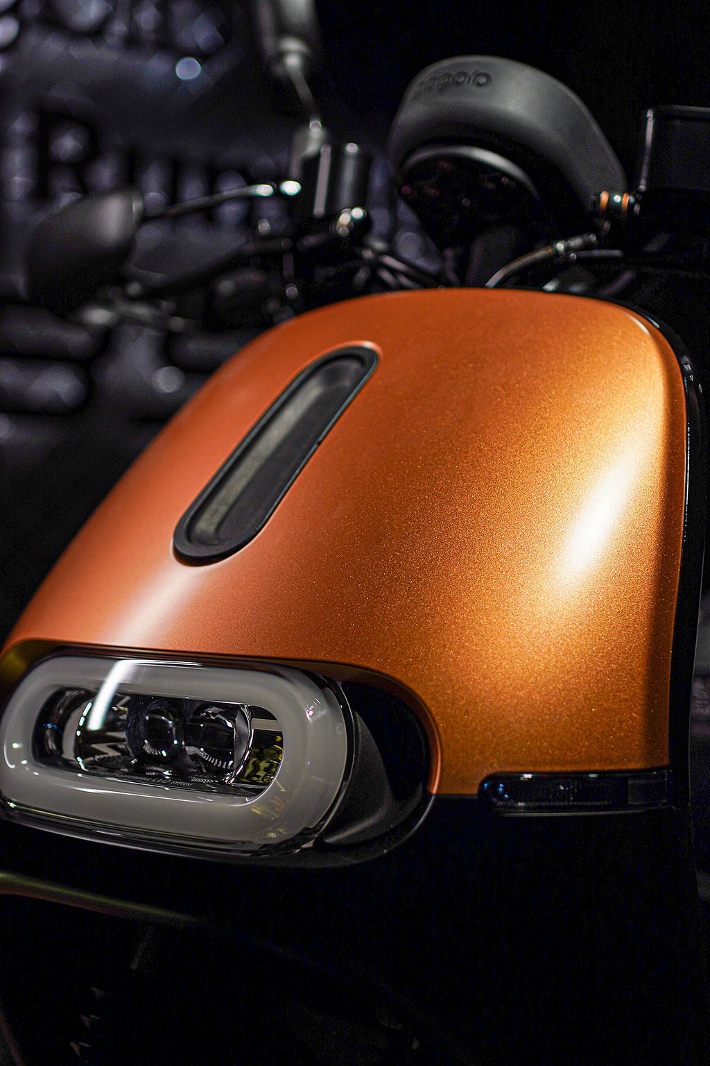 Gogoro 2 Rumbler ABS「閃霧銅」新車色，光澤漆面更可隨著光線和...
