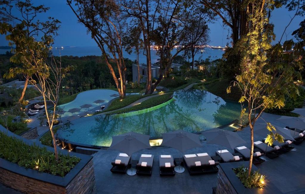 坡地上數個錯落於蔥鬱綠意中、設計靈感來自於梯田的公共泳池。 圖／新加坡嘉佩樂酒店