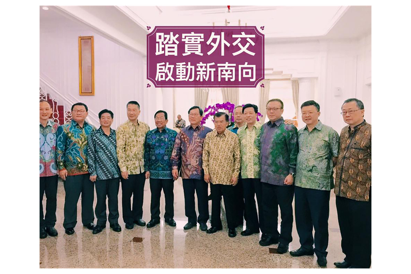 2016年8月，民進黨立委吳淇銘（左三）、徐國勇（左四）、陳明文（左六）、蘇震清（右三）、鄭寶清（右四）在揚運集團董事長高壽濤（右一）安排下拜會印尼副總統尤素夫．卡拉（中）。圖／翻攝自陳明文臉書