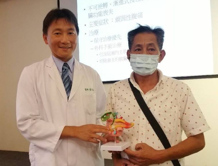 慢性胰臟發炎患者（右）今天現身說法，感謝醫師葉俊杰（左）率領的醫療團隊救治，他術...