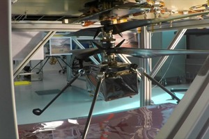 加州理工學院測試讓探測車投下火星直升機「機智號」。美聯社