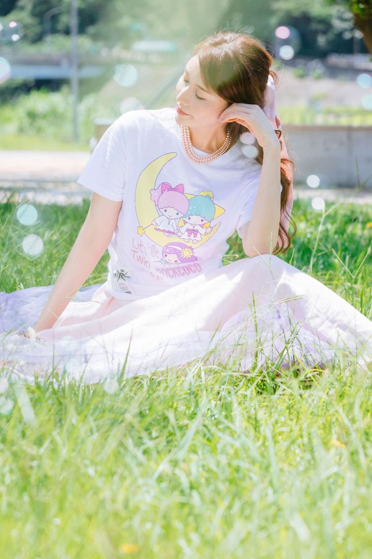 林志玲演繹Rockcoco雙星仙子《Love & Smile》系列志玲姐姐許願T恤1,580元。圖／Rockcoco提供