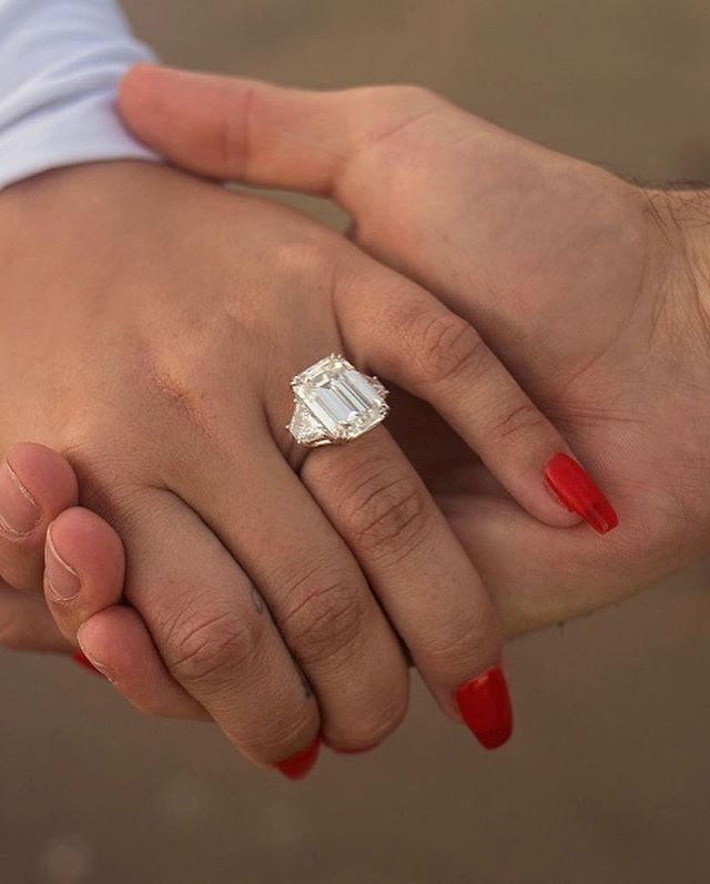 黛咪洛瓦托秀出訂婚戒。圖／摘自Instagram