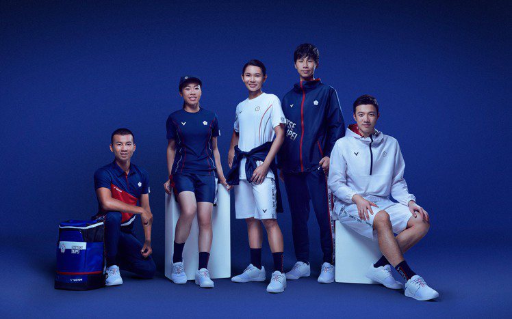 VICTOR再次為中華隊打造東京奧運團服，色系延續經典藍、白、紅配色為設計基底。圖／VICTOR提供