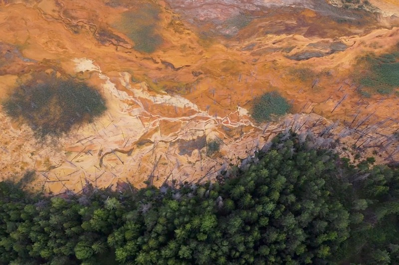俄羅斯斯維爾德洛夫斯克州的列維金斯基礦場周邊的汙染空拍畫面，17日畫面。路透