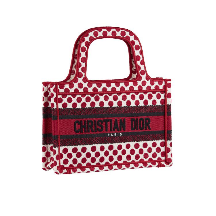 Dioramour Book mini紅色波卡圓點刺繡帆布迷你托特包，76,000元。圖／DIOR提供