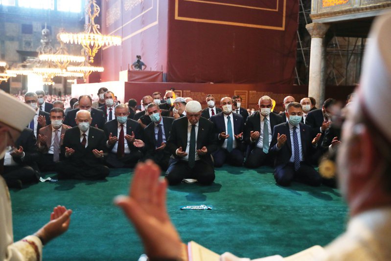 土耳其總統厄多安（中）24日率領內閣部會首長，在伊斯坦堡聖索菲亞清真寺86年來首次主麻日聚禮上祈禱。（歐新社）