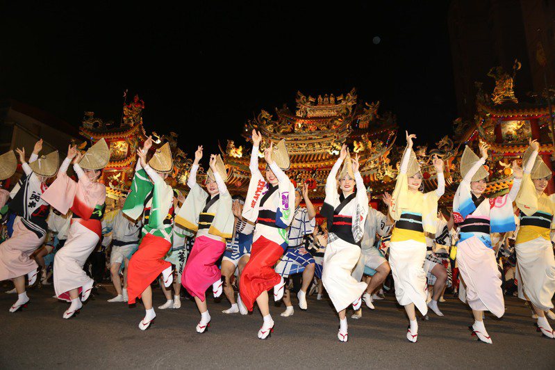 去年的錫口文化節松山慈祐宮邀請到每年吸引超過100萬觀賞人次的日本舞蹈表演「東京高圓寺阿波舞」在廣場前唱跳演出。圖／聯合報系資料照片