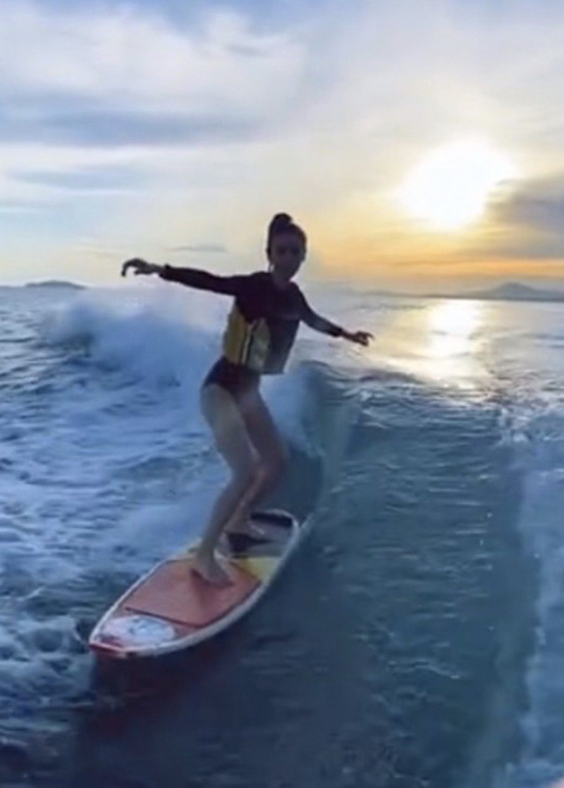 Angelababy秀出衝浪影片。圖／摘自微博