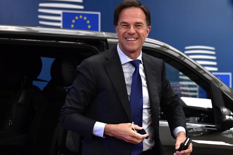 荷蘭總理呂特17日抵達歐盟布魯塞爾峰會會場。（美聯社）