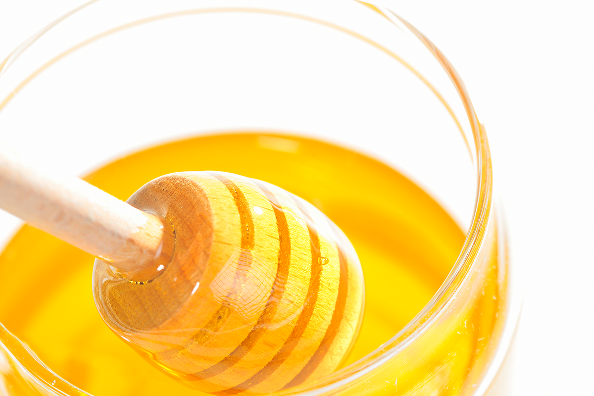 蜂蜜含有約40％的果糖，而糖則含有50％的果糖。由於一些健康問題，例如肝臟和代謝疾病，都與果糖的大量攝入有關，所以果糖較少的蜂蜜是具有一些潛在的健康優勢。<br />圖／ingimage