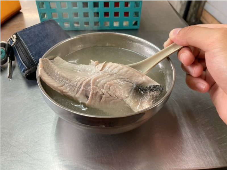網友在台南花30元點了一碗魚肉湯，魚肉相當大塊。圖／取自PTT