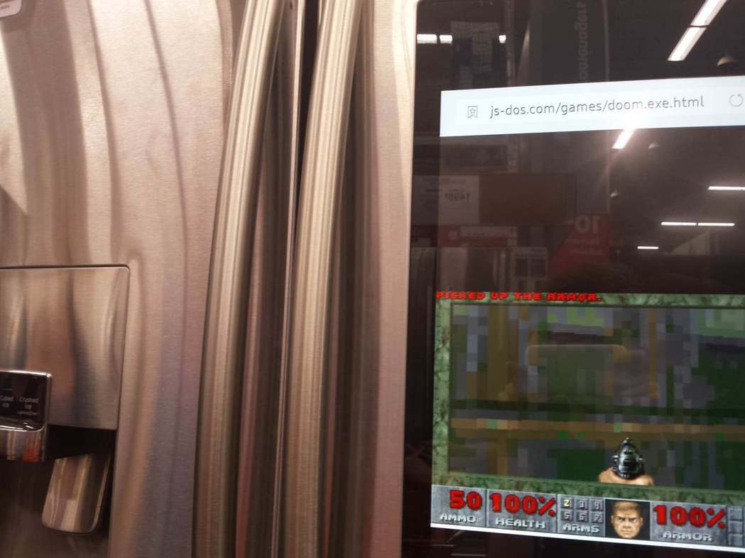 在三星智慧型冰箱的顯示器上玩《毀滅戰士》。圖源來自Reddit@Vini_Dal...