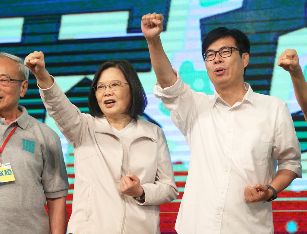 蔡英文總統（左）高雄市長補選候選人陳其邁（右）站台。記者劉學聖／攝影