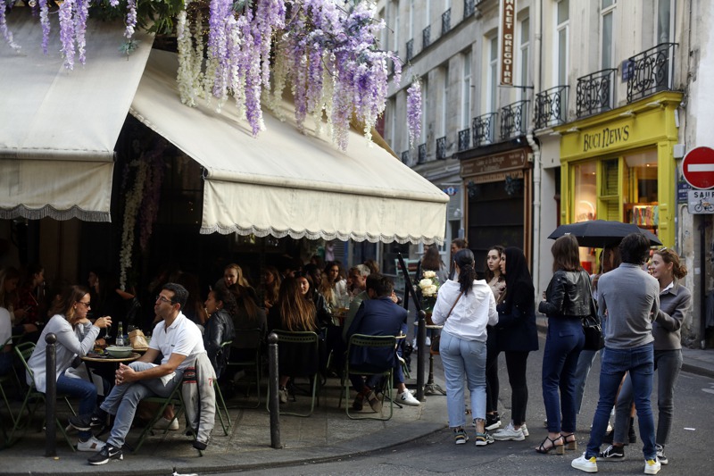 法國餐廳室內用餐必須嚴守社交距離，因此僅能招待少數客人，業者為了增加業績設立露天用餐區讓客人使用。 美聯社