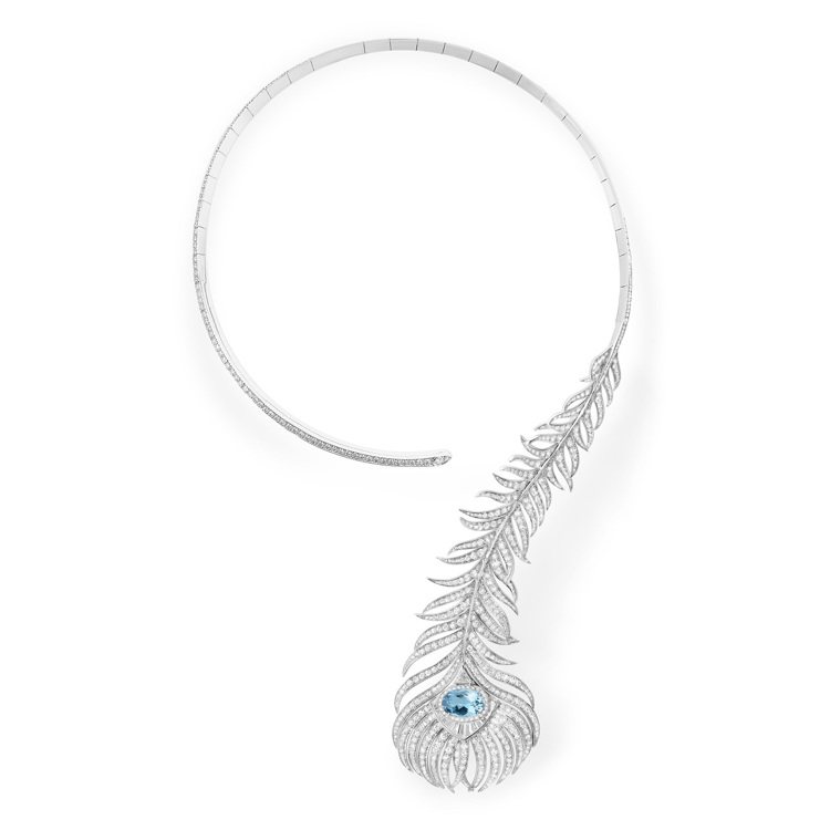 Boucheron，Plume de Paon孔雀羽毛問號項鍊，白金，鑲嵌一顆3.11克拉海水藍寶，價格店洽。圖 / Boucheron提供。
