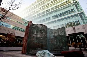 美國藝術家山朋在中央情報局（CIA）總部中庭的銅雕作品「克里普托斯」（Kryptos）隱藏的密碼至今無人能解。圖／紐約時報