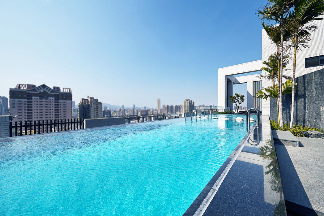 凌空無邊際泳池，不必遠赴新加坡金沙酒店，在家隨時都能享有渡假生活。圖片提供／三發...