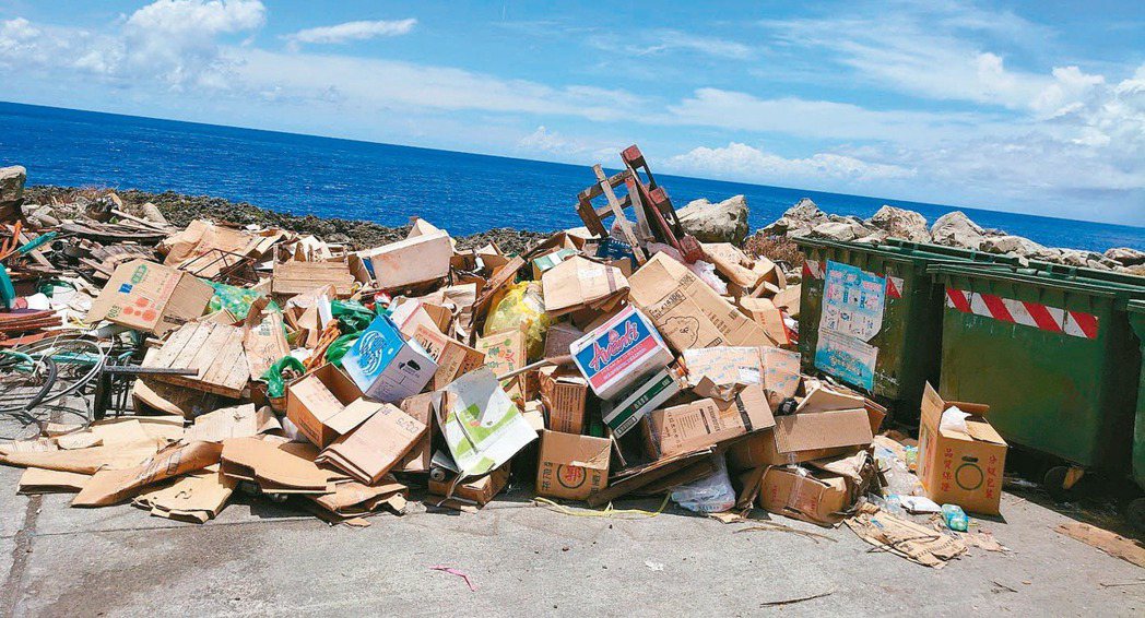 旅遊旺季，台東縣蘭嶼、綠島的環島公路，常見成堆垃圾棄置路邊。 圖／羅紹平攝影