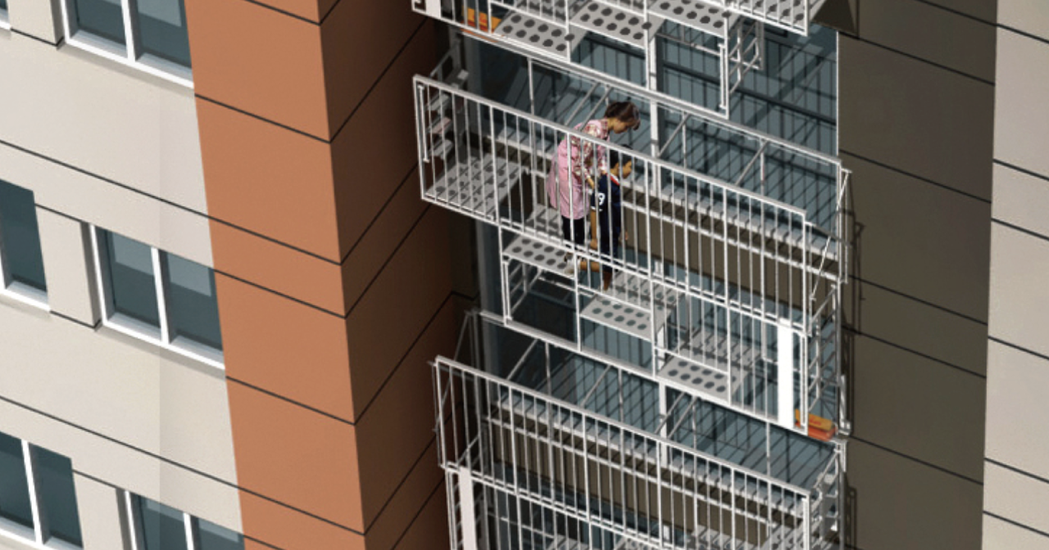 裝設在公寓室外的「魔法逃生梯」正式名稱為「折疊式屋外避難樓梯」。 圖／Fine ...