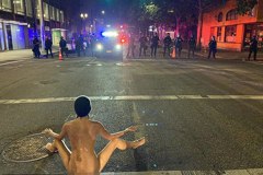 美國俄勒岡州種族示威「裸體雅典娜」瘋傳 女子真實身分曝光