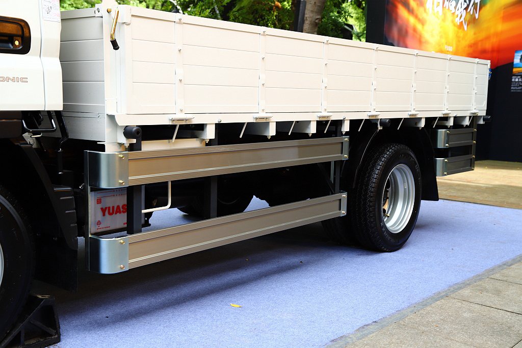 FUSO PRO 5噸木床車型加裝防捲入裝置。 記者張振群／攝影