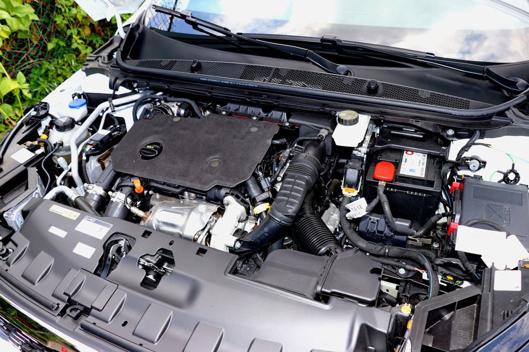 308限量特仕車型搭載PSA集團最新1.5L BlueHDi渦輪增壓柴油引擎。 ...