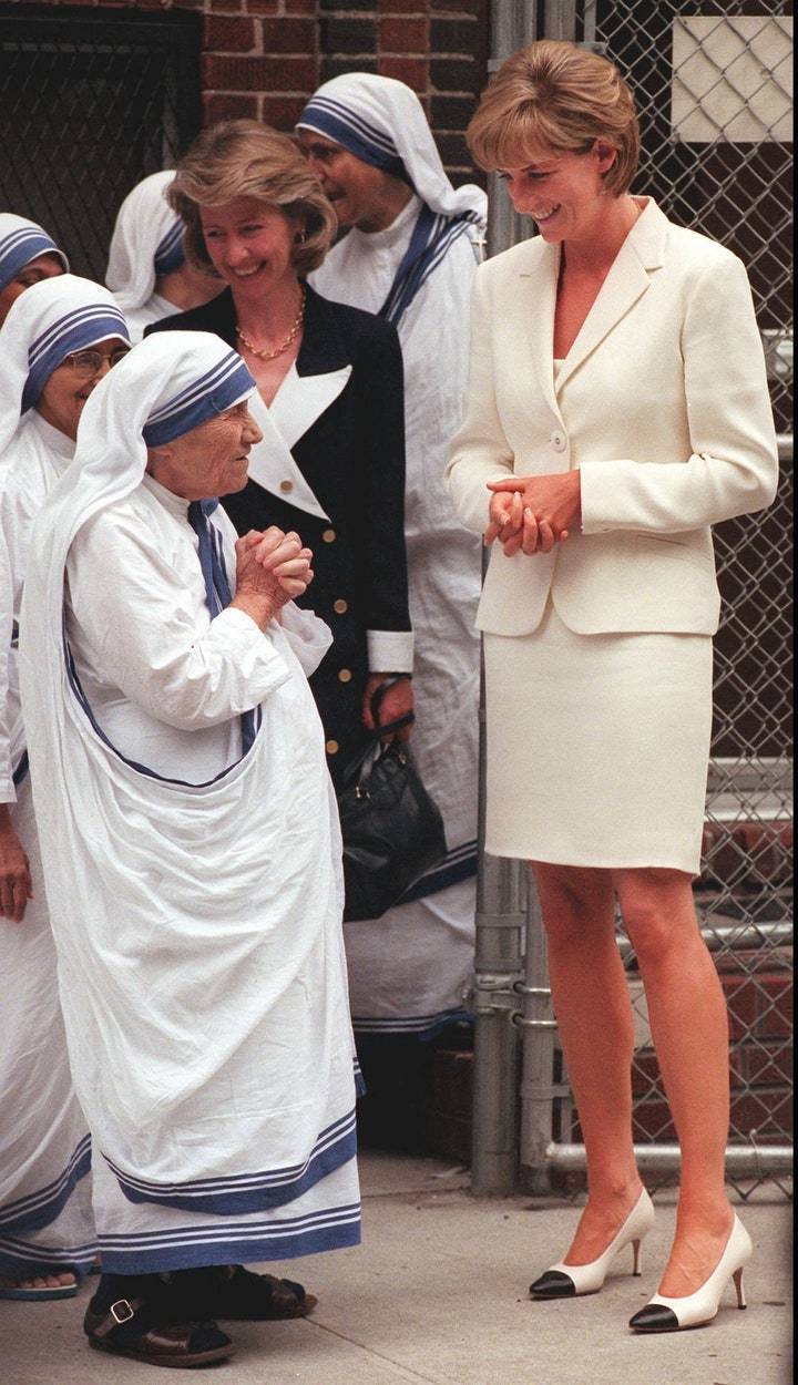 Mother Teresa, left, says goodbye to Princess Diana after receiving a visit from her Wednesday, June 18, 1997, in New York. Princess Diana met privately for 40 minutes with Mother Teresa at The Missionaries of Charity in the South Bronx section of New York. The Roman Catholic nun whose very name became synonymous with charity for her work with the poorest of the poor, has died. She was 87. A nun at the Sisters of Charity in Rome disclosed her death Friday, Sept. 5, 1997. (AP Photo/Bebeto Matthews)
圖／VOGUE提供