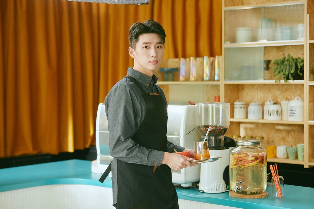 曹楊在新歌「天生一對」MV化身呆萌咖啡暖男。圖／杰威爾提供