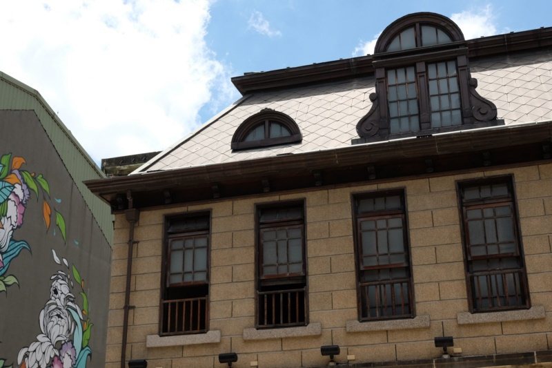屋頂是經典的馬薩式斜頂，輔以突出的老虎窗。 圖／黃仕揚 攝影