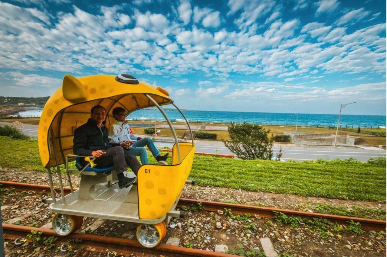 主打暢遊山海的深澳鐵道自行車，沿途結合了無敵海景、自然生態，還有改造礦坑及鐵道等...