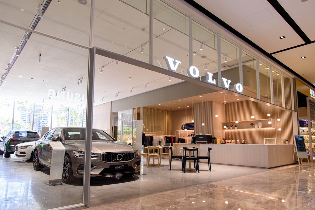Volvo Downtown Store 是國際富豪汽車導入 VRE 下的城市展間營運概念而建置的複合式體驗據點，綜合 VOLVO 品牌體驗與 FIKA 生活休憩，以輕鬆無壓的據點陳設貼近群眾的生活日常。 圖／國際富豪汽車提供