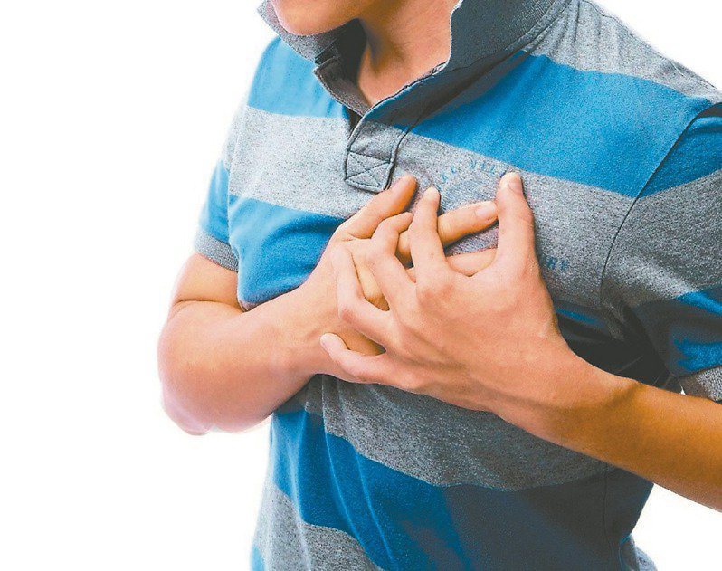 心臟內科主治醫師黃啟倫說，主動脈剝離有9成民眾會胸痛，但是常會與急性心肌梗塞混淆不清，急性心肌梗塞引發的胸痛常為「壓迫性」的感覺，而主動脈剝離則為「劇烈性常伴隨著撕裂般」。圖／報系資料照