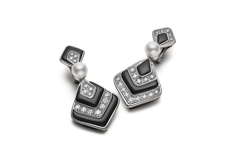 BVLGARI Barocko系列Hypnotic Pearls頂級鑽石、縞瑪瑙與珍珠耳環，價格店洽。圖／寶格麗提供